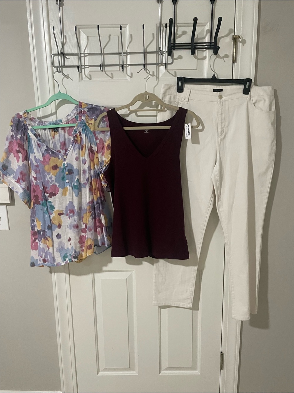 Floral Watercolor Blouse, Burgundy V-Neck Tank, White Jeans Trio sz14/xl